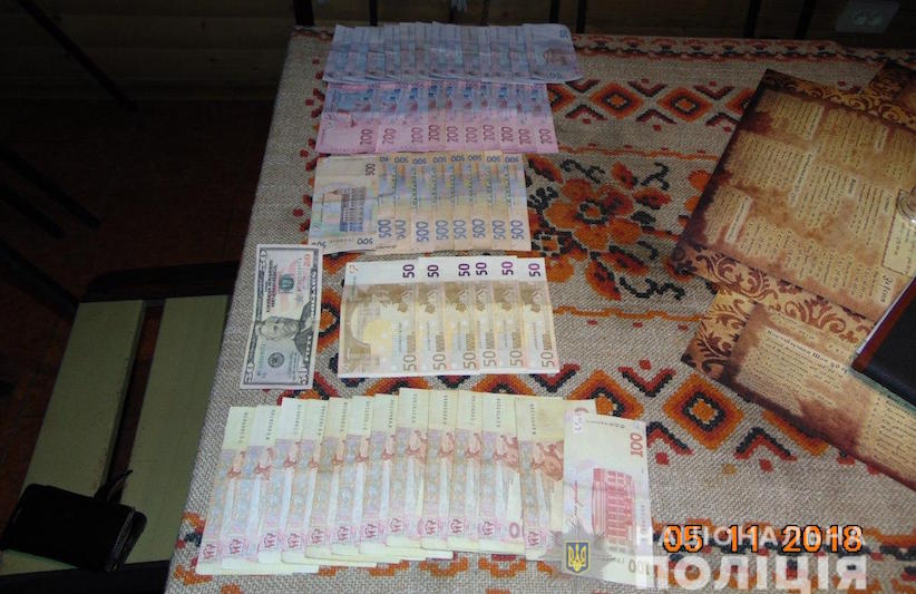 На Буковині поліція зловила грабіжника, який виніс з каси бару 30 тисяч гривень