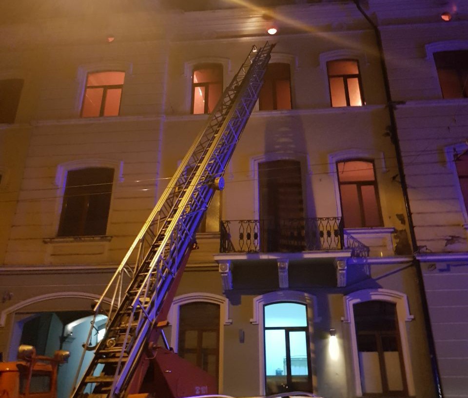 У центрі Чернівців горить будинок: рятувальники евакуюють людей (відео)