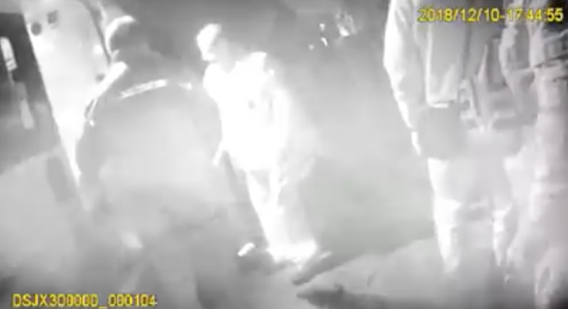 У Чернівцях чоловік хотів скоїти самогубство – від смерті врятували поліцейські (відео)
