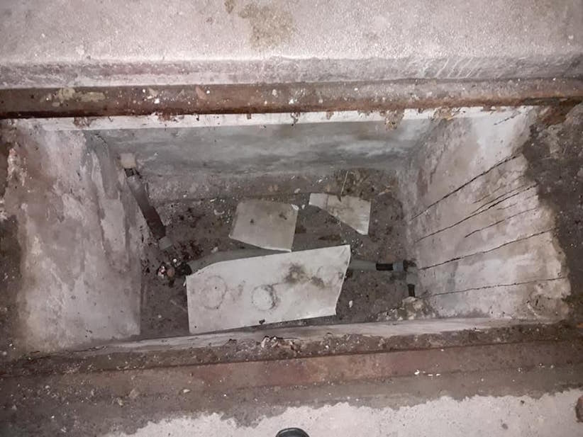 У Чернівцях вкрали люк: жінка провалилася у двометрову яму