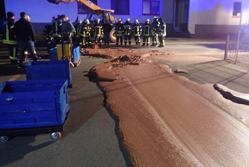 Шоколадна експансія: вулицю в німецькому місті затопила тонна рідкого шоколаду