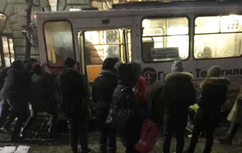 Негода у Чернівцях: пасажири намагалися виштовхати тролейбус із ями