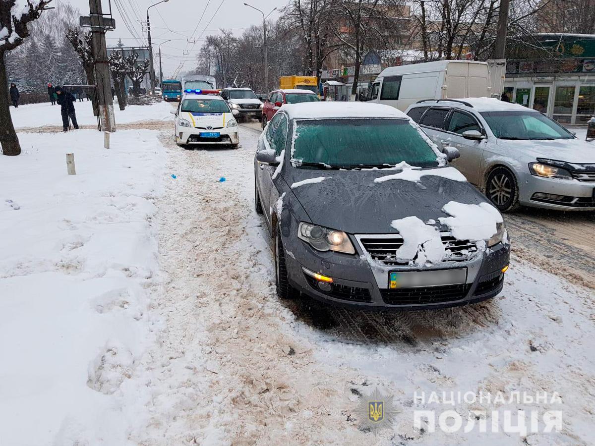 У Чернівцях на вулиці Руській жінка потрапила під колеса автівки