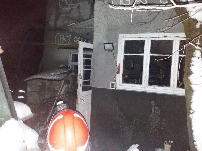 Пожежа у Чернівцях: через замикання проводки загорівся будинок