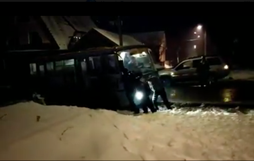 У Чернівцях пасажири намагалися виштовхати маршрутку, яка в’їхала у яму (відео)