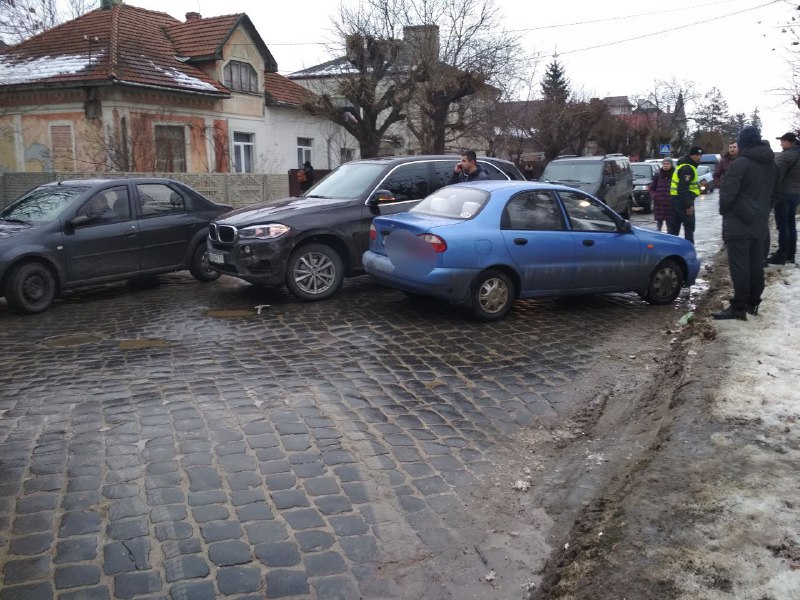 У Чернівцях на вулиці Щербанюка ускладнено рух через ДТП