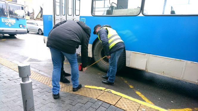 У Вінниці вибухнуло колесо тролейбуса: постраждали троє людей