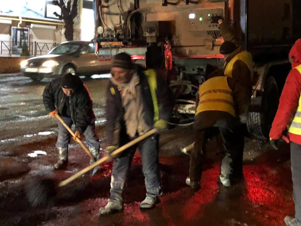 Асфальт – в калюжі: у Чернівцях під час дощу ремонтували вулицю Героїв Майдану