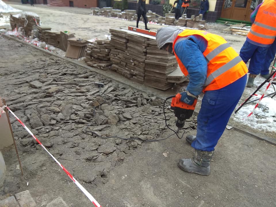 “Нова влада” господарює: на вулиці Кобилянської знімають плитку, яку встановили минулого тижня