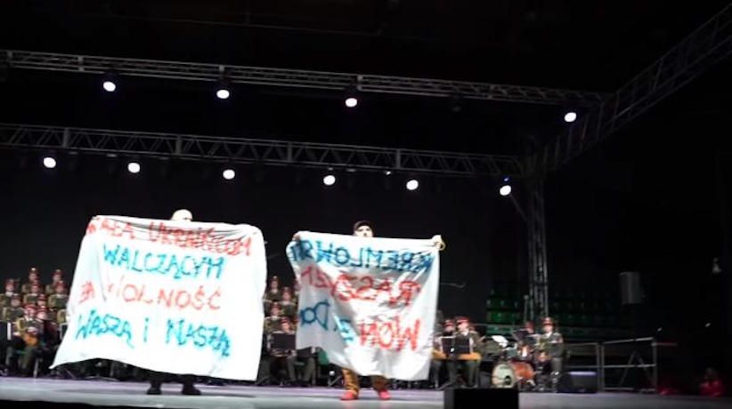 „Лапи геть від України!”: польські активісти протестували під час виступу хору російської армії (відео)