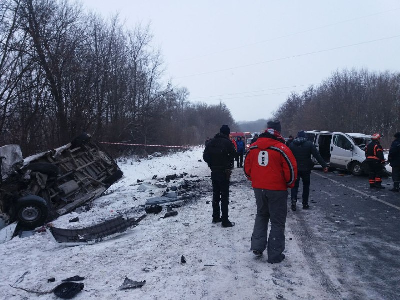 Масштабна ДТП на Буковині: одна людина загинула, шестеро травмовані (фото)