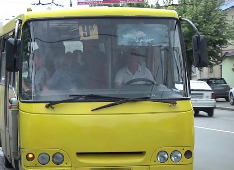У Чернівцях продовжили рух одного з автобусних маршрутів майже до опівночі