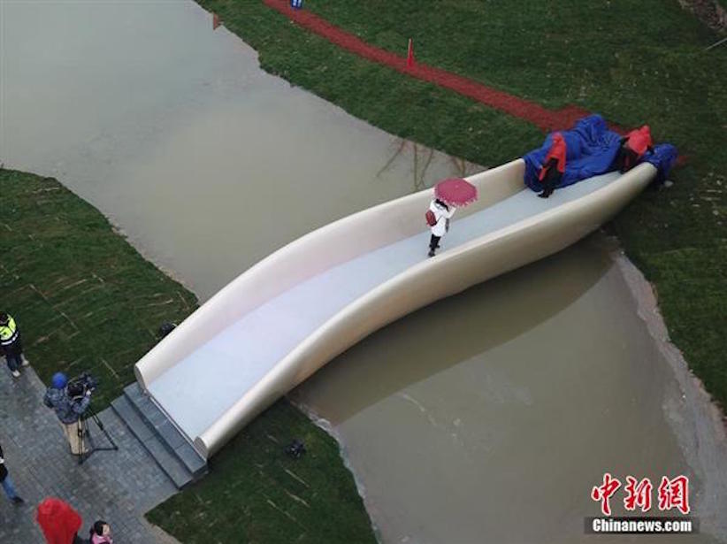 У Китаї відкрили найдовший пішохідний міст, надрукований 3-D принтером