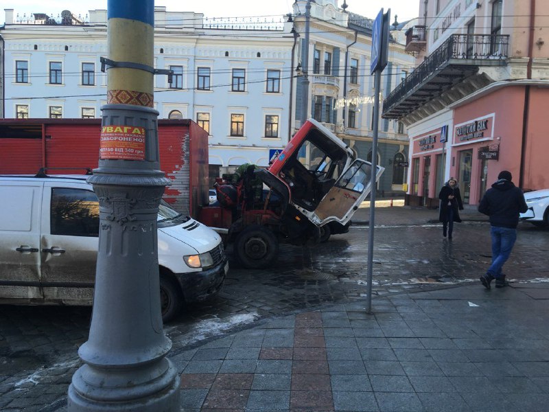 Зламалась фура: на Центральній площі Чернівців може бути ускладнено рух
