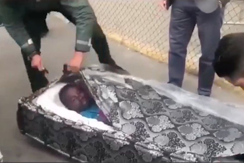 В Іспанії поліція виявила мігрантів, які переховувалися у матрацах (відео)