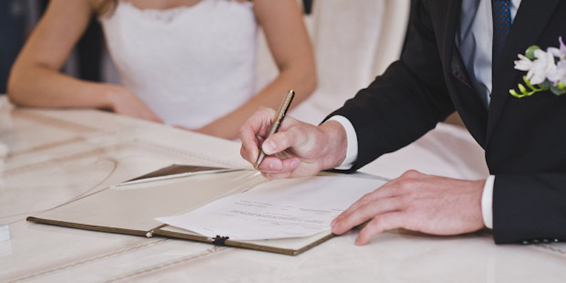 В Україні примушування чоловіка до одруження офіційно визнали злочином