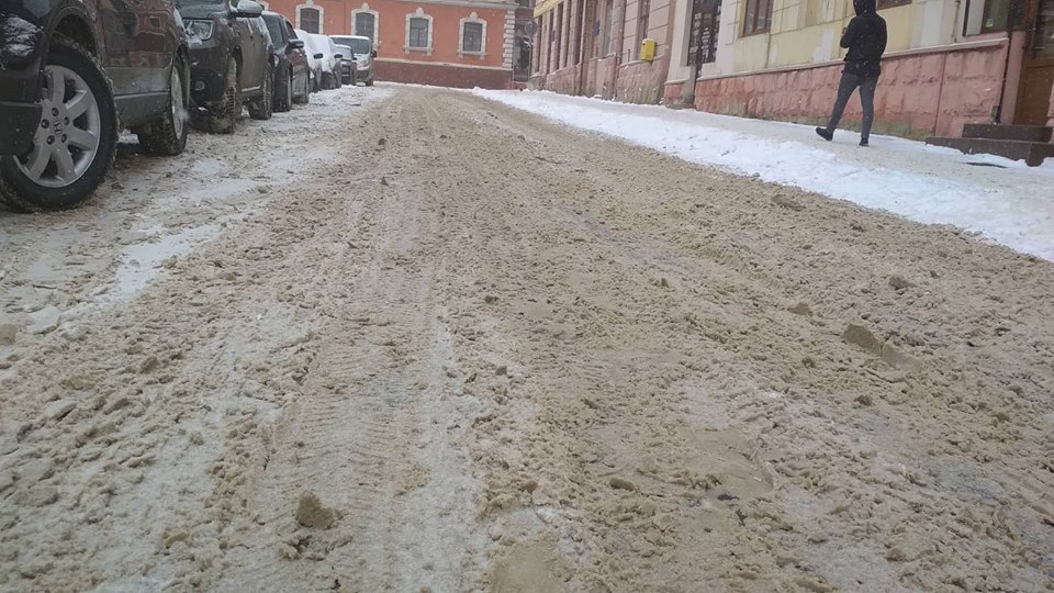 Ремонтують дорогу: кілька вулиць у центрі Чернівців повністю перекрили до вечора
