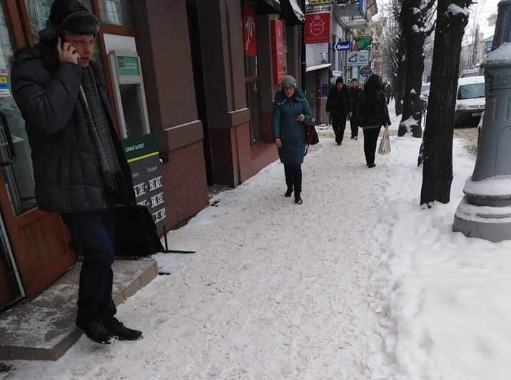 Снігові завали по місту: у Чернівцях інспекція з благоустрою склала 23 адмінпротоколи
