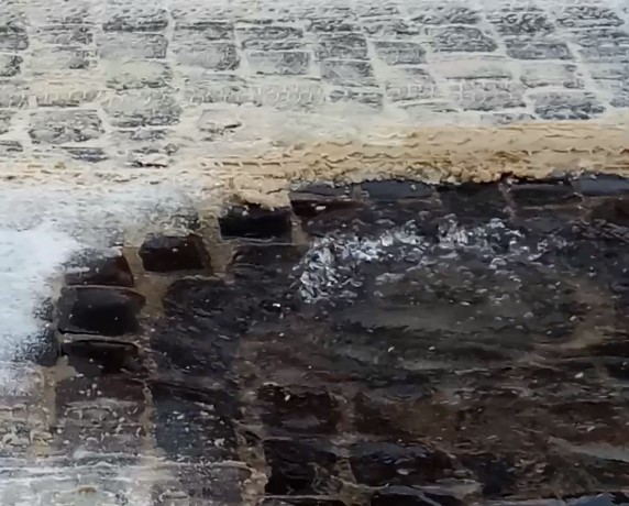 Знову масштабний витік води: цього разу – біля абонентського відділу КП “Чернівціводоканал”