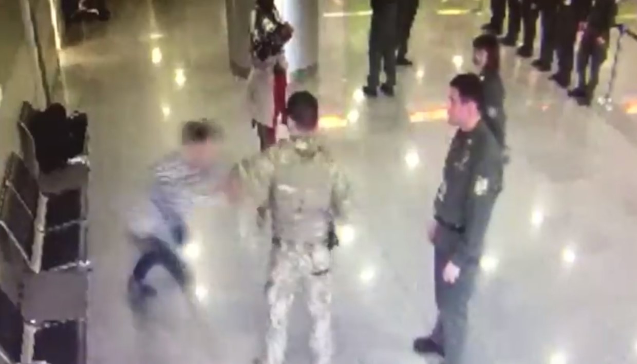 В аеропорту “Бориспіль” іноземець напав на прикордонника з кулаками (відео)