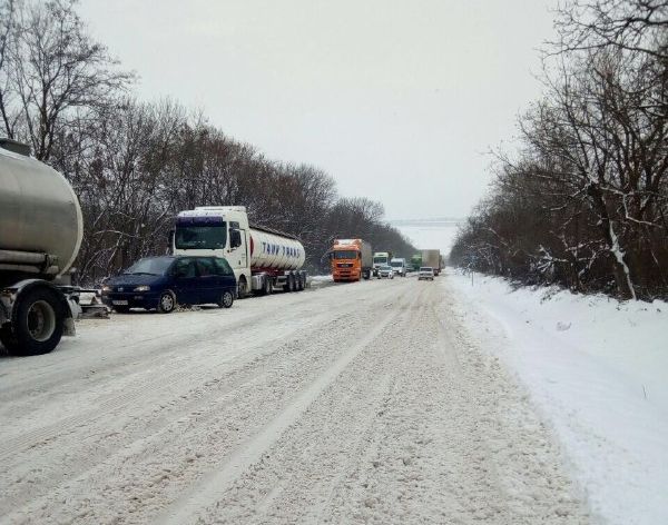 Негода на Буковині: на автотрасі біля Динівців зупинилися 40 вантажівок