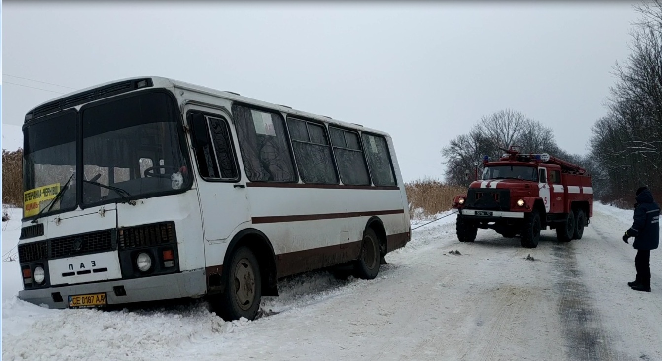 На Заставнівщині автобус з пасажирами з’їхав у кювет – ДСНС