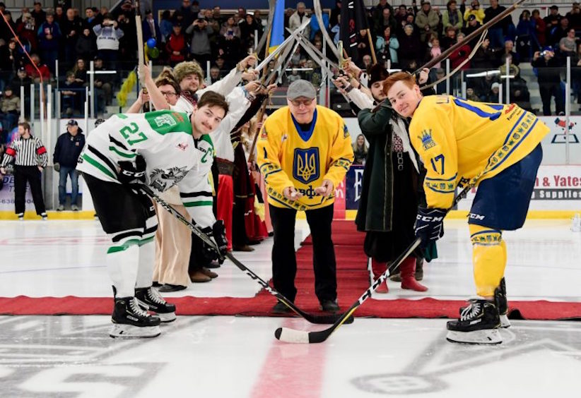 Канадські хокеїсти вийшли на лід у формі з українською символікою (фото, відео)