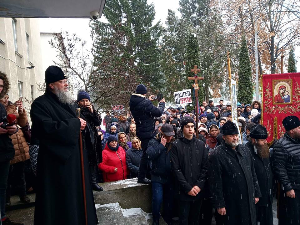Віряни колишньої УПЦ МП вийшли на молитовне стояння до Заставнівсткої РДА (відео)