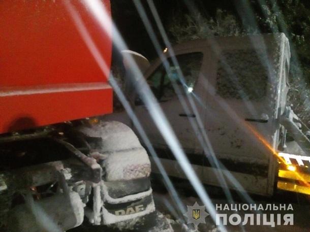 На Львівщині внаслідок зіткнення автоцистерни і двох мікроавтобусів загинули дві людини