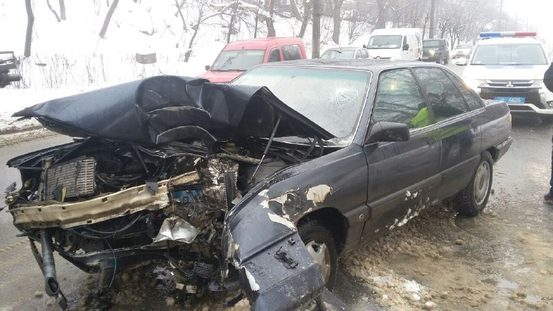 ДТП у Чернівцях: на Січових Стрільців водій легковика врізався в стовп