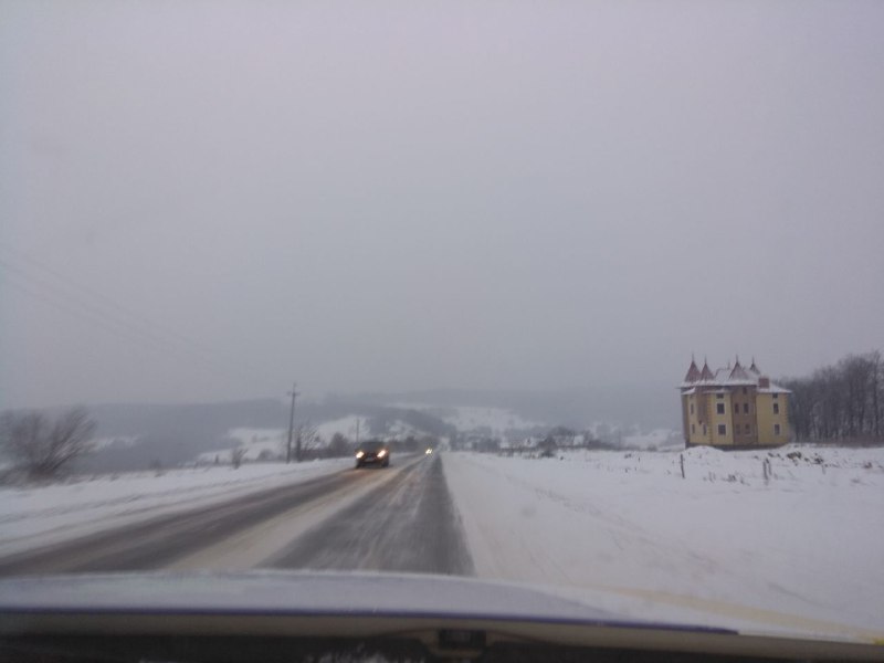 Ожеледиця і сніг: патрульні інформують про стан доріг на Буковині