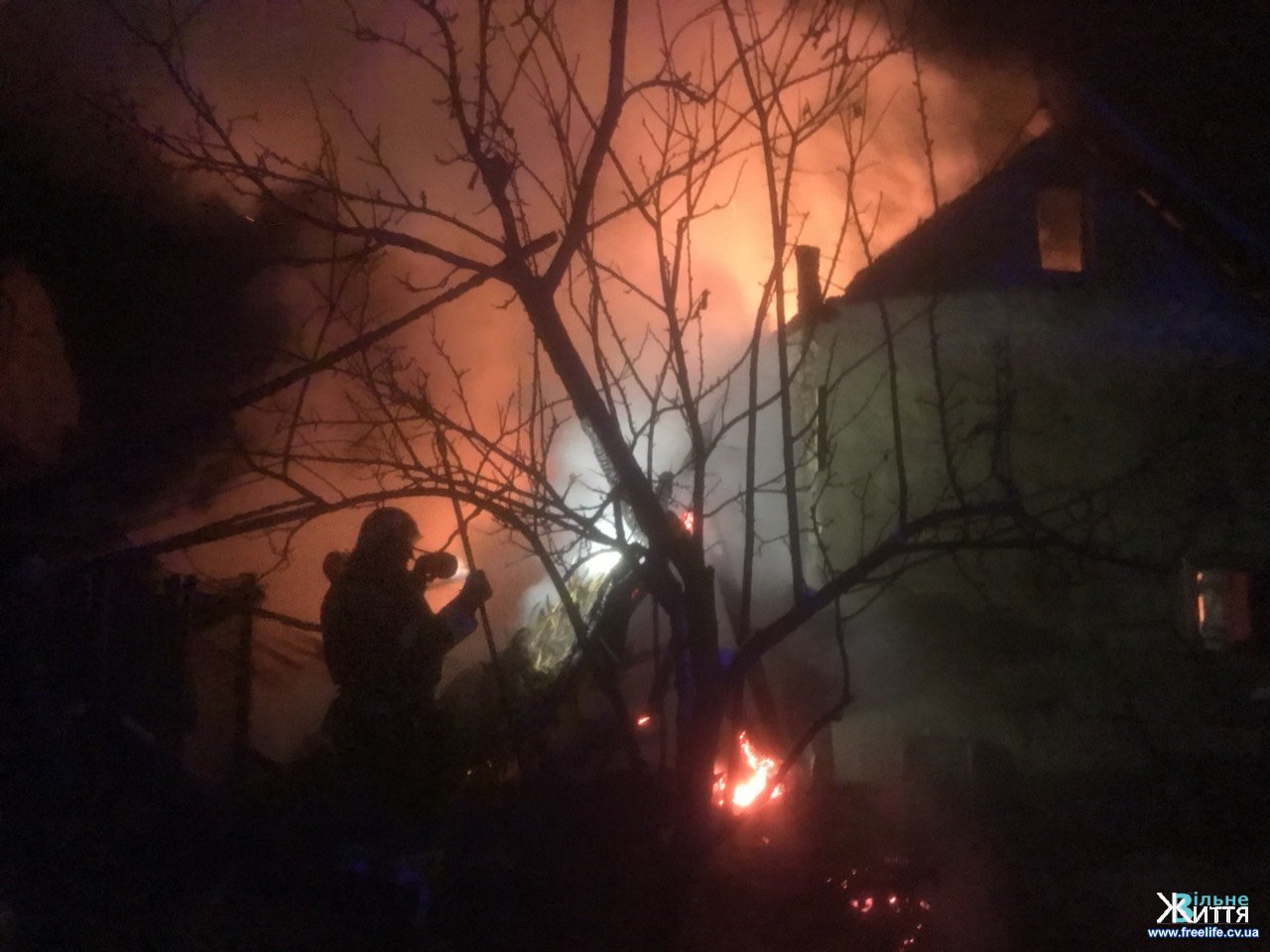 Пожежа у Кіцмані: вогонь знищив мікроавтобус та частину будівлі