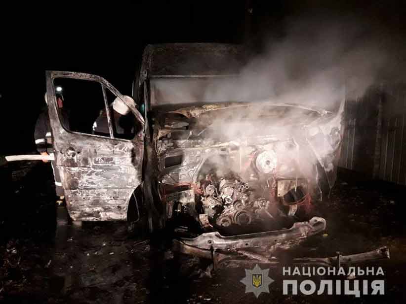 В Остриці на Буковині двоє невідомих спалили автомобіль