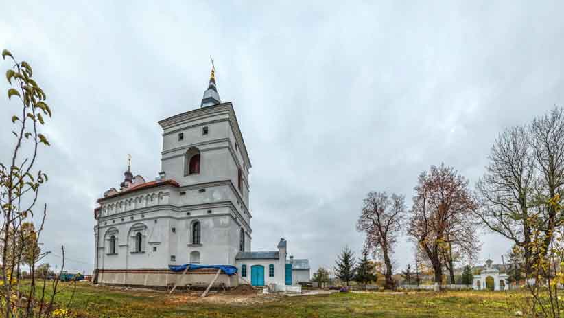 На Тернопільщині суд арештував землі монастиря, якими користується УПЦ МП
