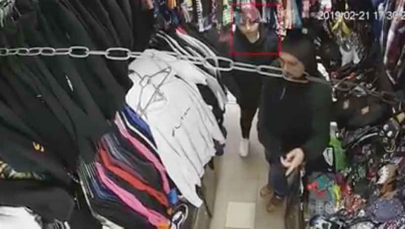 У Чернівцях двоє молодиків обікрали магазин одягу: відео з “героями” поширили у мережі