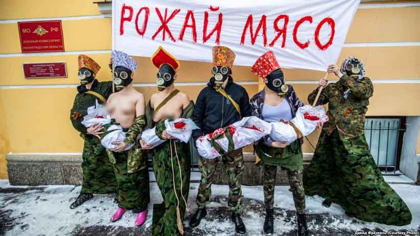 У Росії феміністки принесли м’ясо під військкомат: чого вимагають мітингувальниці