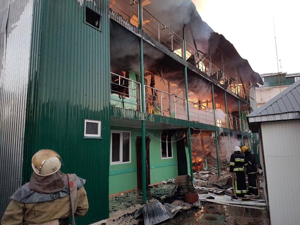 Згоріло 20 будівель: масштабна пожежа сталася в Затоці (фото)