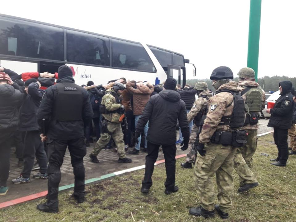 Поліція перевіряє інформацію про автобуси, котрі везуть до Одеси людей зі зброєю