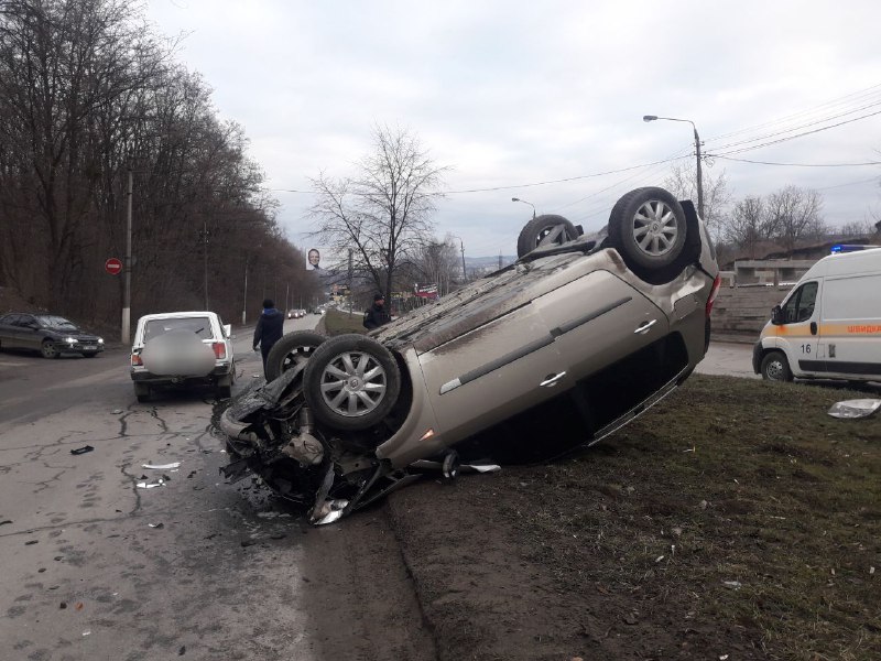 Знову ДТП у Чернівцях: зіткнулися ВАЗ та Рено, є постраждалі