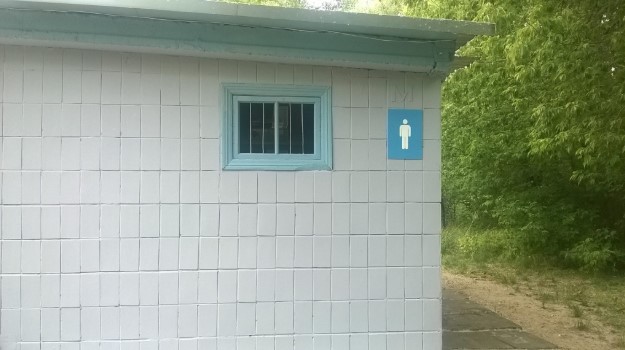 Вуличні туалети в українських школах мають ліквідувати до кінця року – Гройсман