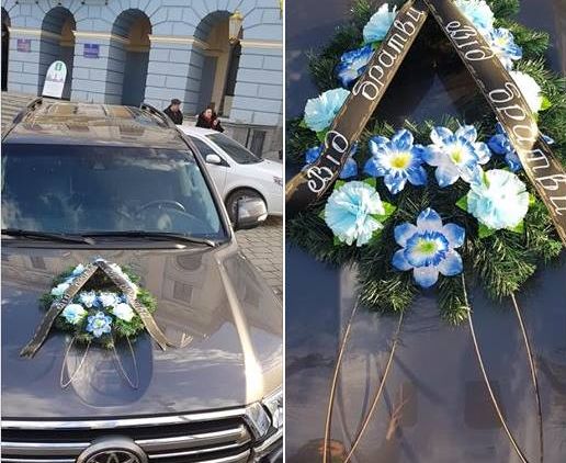 Під Чернівецькою міськрадою сфотографували джип Toyota з вінком “Від братви”