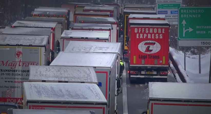 Негода в Італії: тисячі автівок застрягли у сніговій пастці (фото)