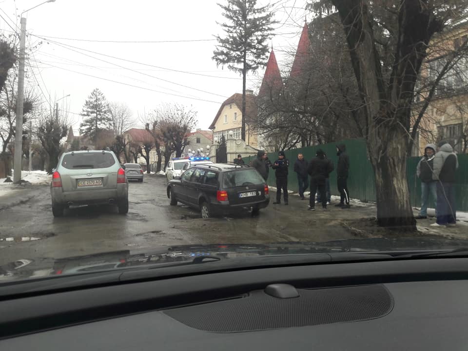 У Чернівцях на вулиці Щербанюка автівка застрягла в ямі