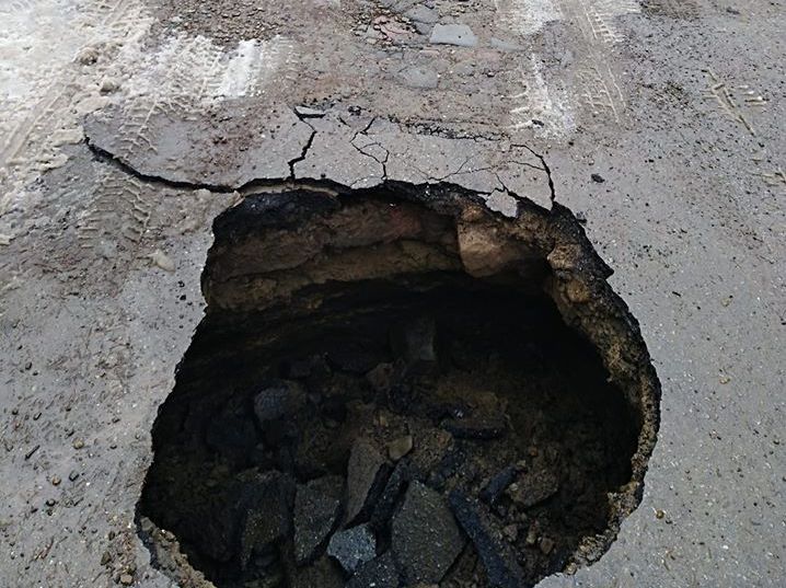 Провалля в центрі Чернівців: без води залишились мешканці вулиці Зіновії Канюк