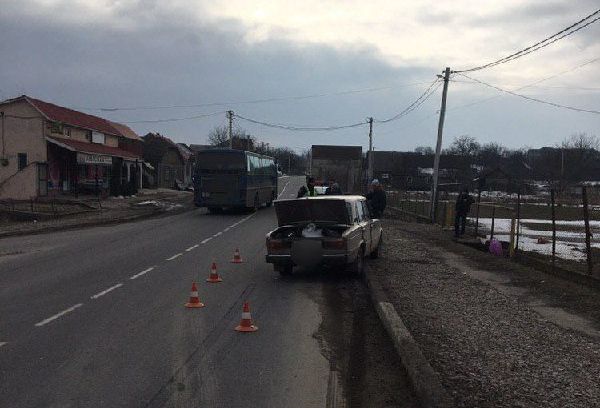 ДТП у Динівцях: зіткнулися автомобілі ВАЗ 2106 та Volvo