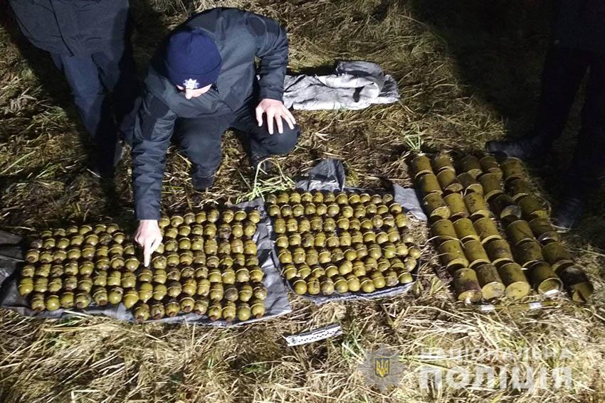 На Хмельниччині знайшли три мішки з гранатами