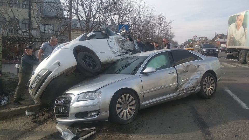 Поблизу Чернівців сталася масштабна ДТП: зіткнулися три автівки (фото)