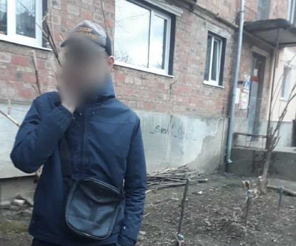 У Чернівцях на проспекті патрульні затримали юнака з наркотиками (фото)