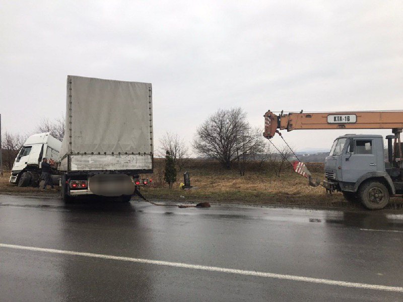 ДТП поблизу Чернівців: вантажівка злетіла в кювет