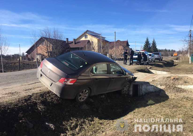 ДТП на Буковині: водій не впоралася з керуванням і з’їхала у кювет